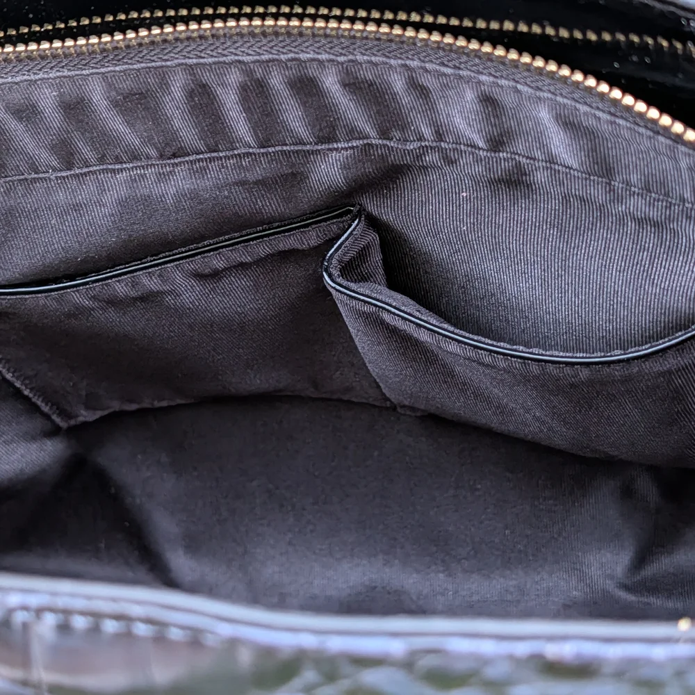 Chic Black Crocodile-Embossed Tote Bag - Picture 9 of 16
